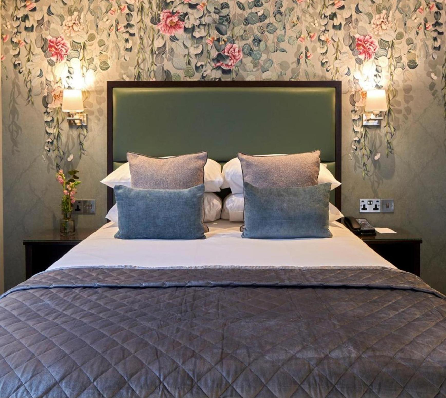 Empress Palace Hotel Surrey Bagian luar foto